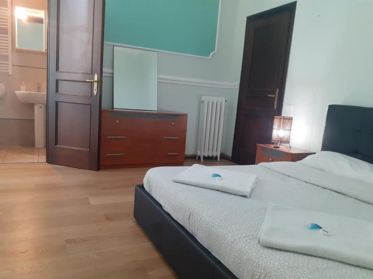 Hostal R.t. House's